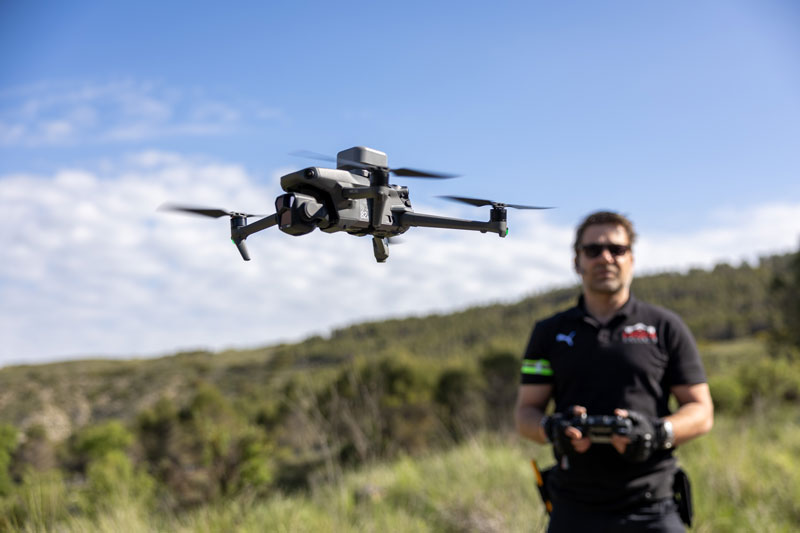 Piloto de drones profesional operando un dron en España - Drone Artists
