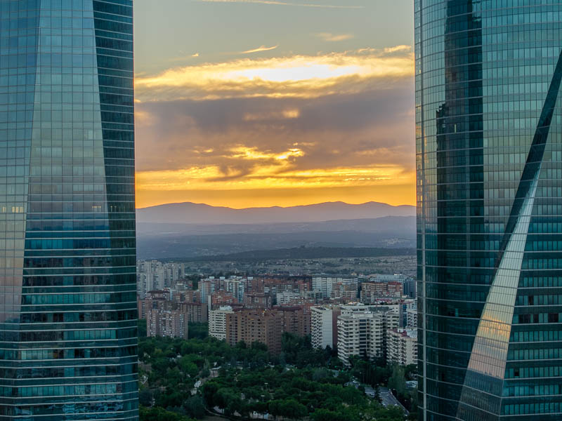 Piloto de drones profesional durante rodaje publicitario en España