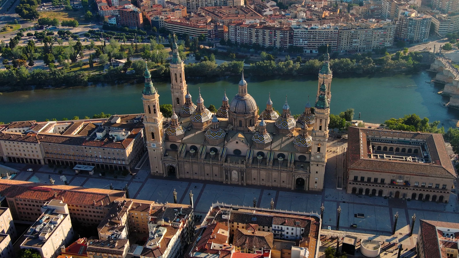 Servicio de drones en Zaragoza — Basílica del Pilar y río Ebro