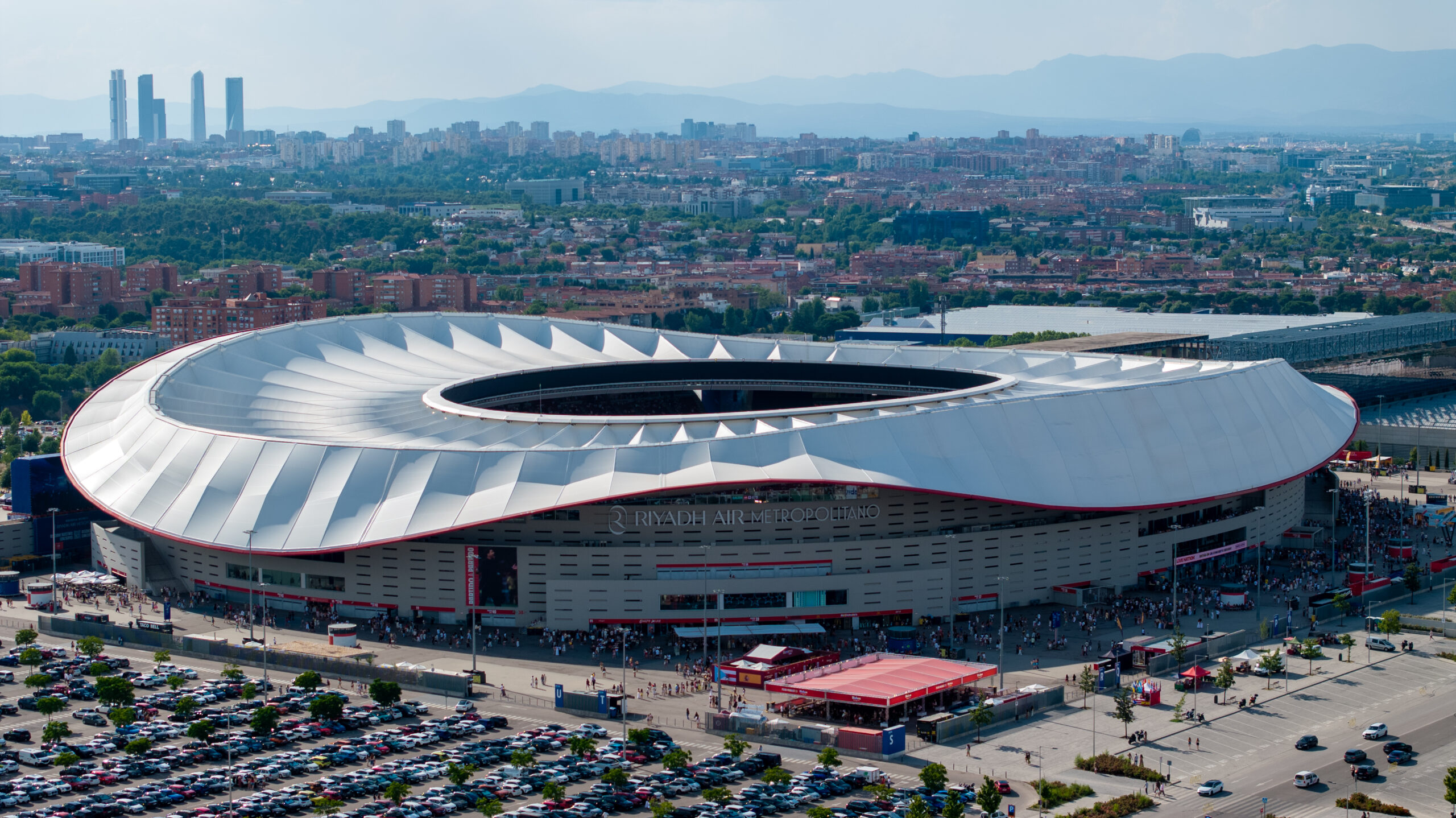 Grabacion aerea con dron del Estadio Riyadh Air Metropolitano en Madrid realizada por Drone Artists